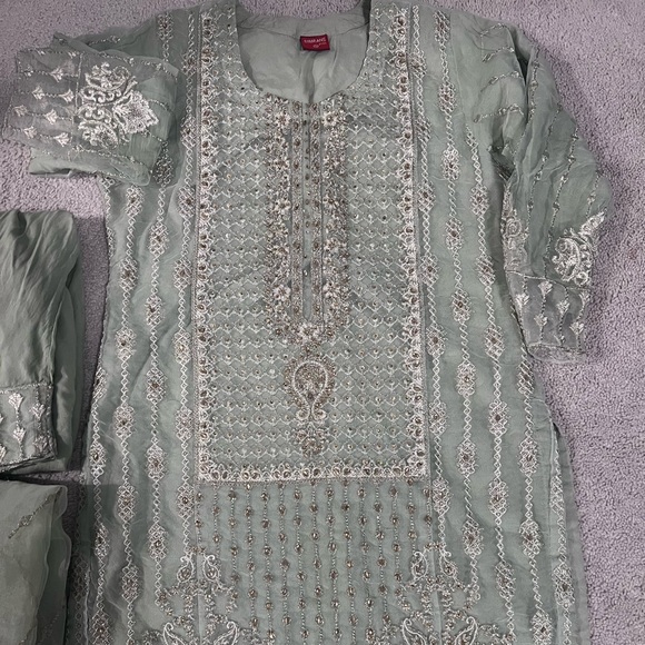 salwar kameez - Picture 1 of 3